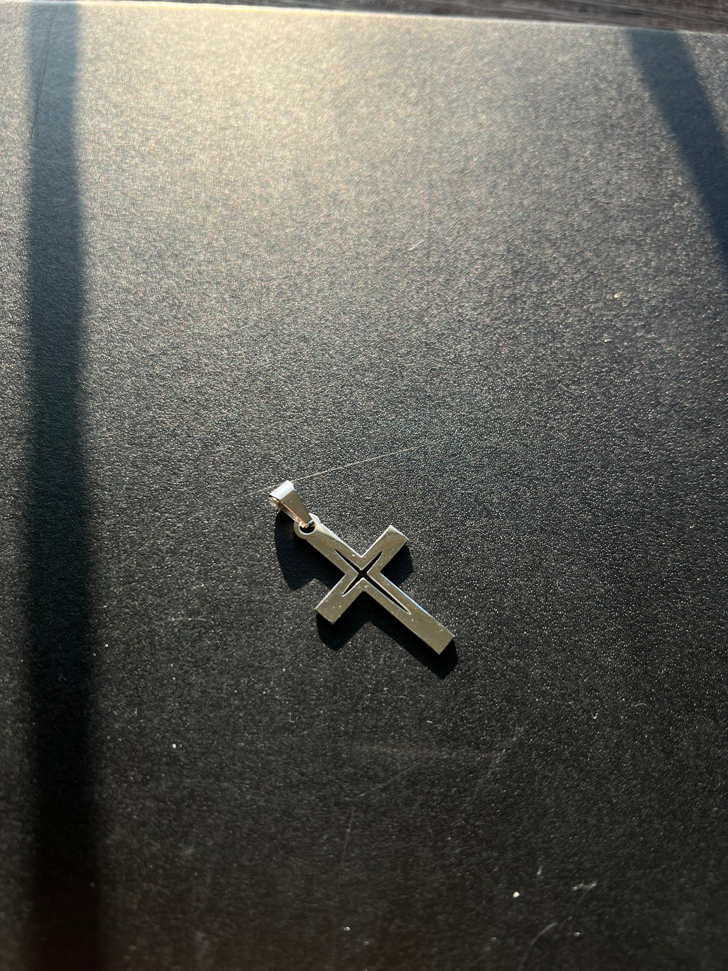 Cadena con dije de cruz